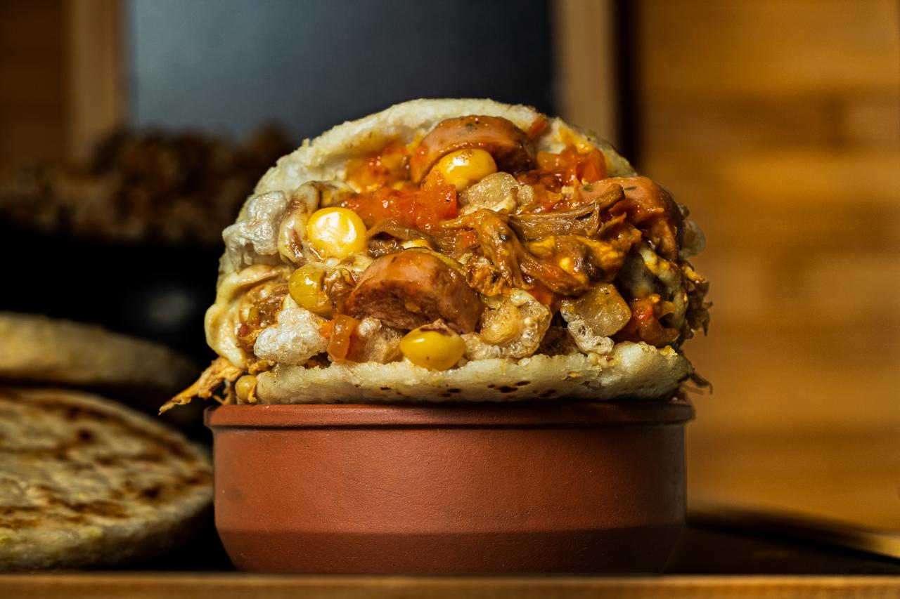 Arepa Mía rellena recién armada
